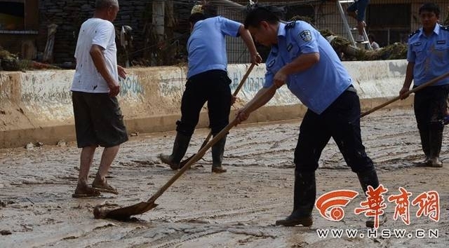 绥德遭遇暴雨袭击 商户亲眼看着店铺被洪水卷走