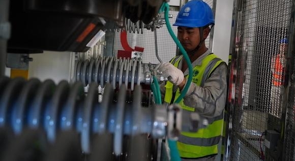 高温下的坚守:他们的滴滴汗水 换来你我的丝丝清凉
