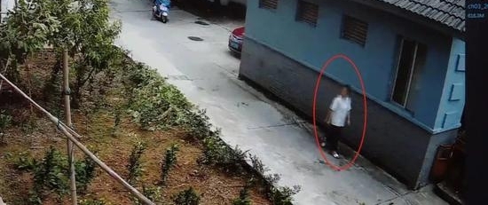 台州女子上厕所被人套住头 还被抢走了一部手机