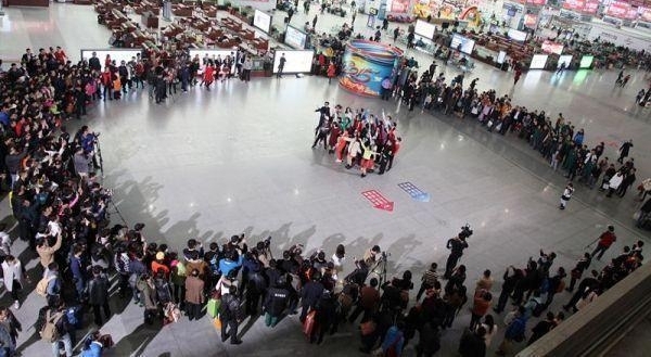 印度土豪来中国旅游:不选头等舱,而是选择坐这个,坐完连连称赞