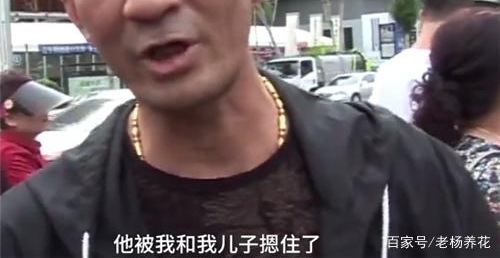 公交车司机好言提示,却遭中年男子拳打,公交车冲向凯迪拉克4S店