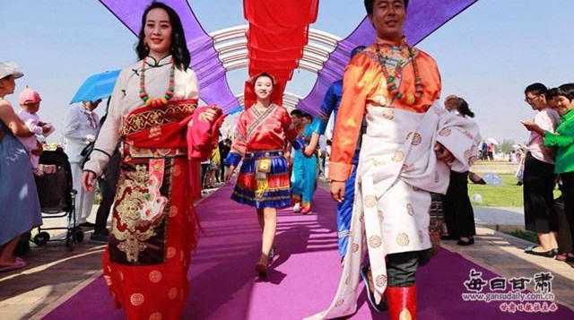 金昌举办少数民族集体婚礼 56对新人薰衣草花海定终身