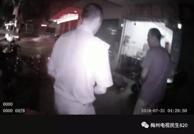 嚣张!凌晨4点,环卫工人正清扫大街,酒汉竟上前又撕又咬还过肩摔,竟是为这点事……
