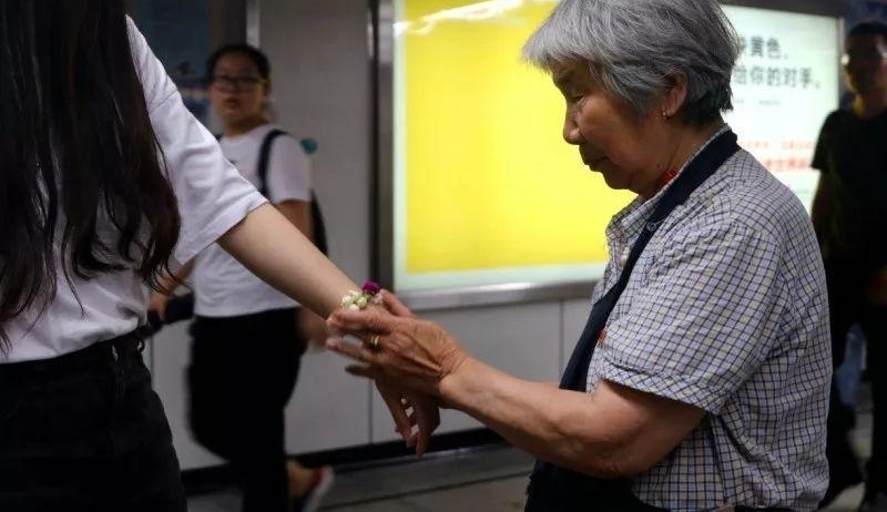 暑期,他们走进别样世界|从卖栀子花阿婆到城隍庙葫芦爷爷,上海大学生街头寻匠心