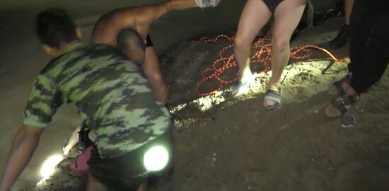 哥哥落水弟弟去救 11岁孪生兄弟不幸双双溺亡