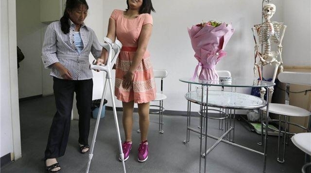 4岁女孩车祸只能用篮球走路,多年后出现却在为国争光,让人敬佩
