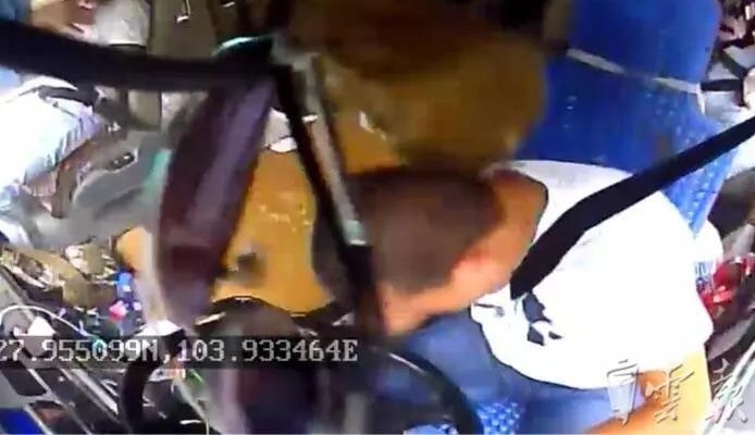 落石砸断4根肋骨,司机强忍剧痛继续开了十多分钟救下一车乘客!