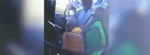 公交司机路上见奥迪起火 迅速扒灭火器下车相助7分钟成功救援