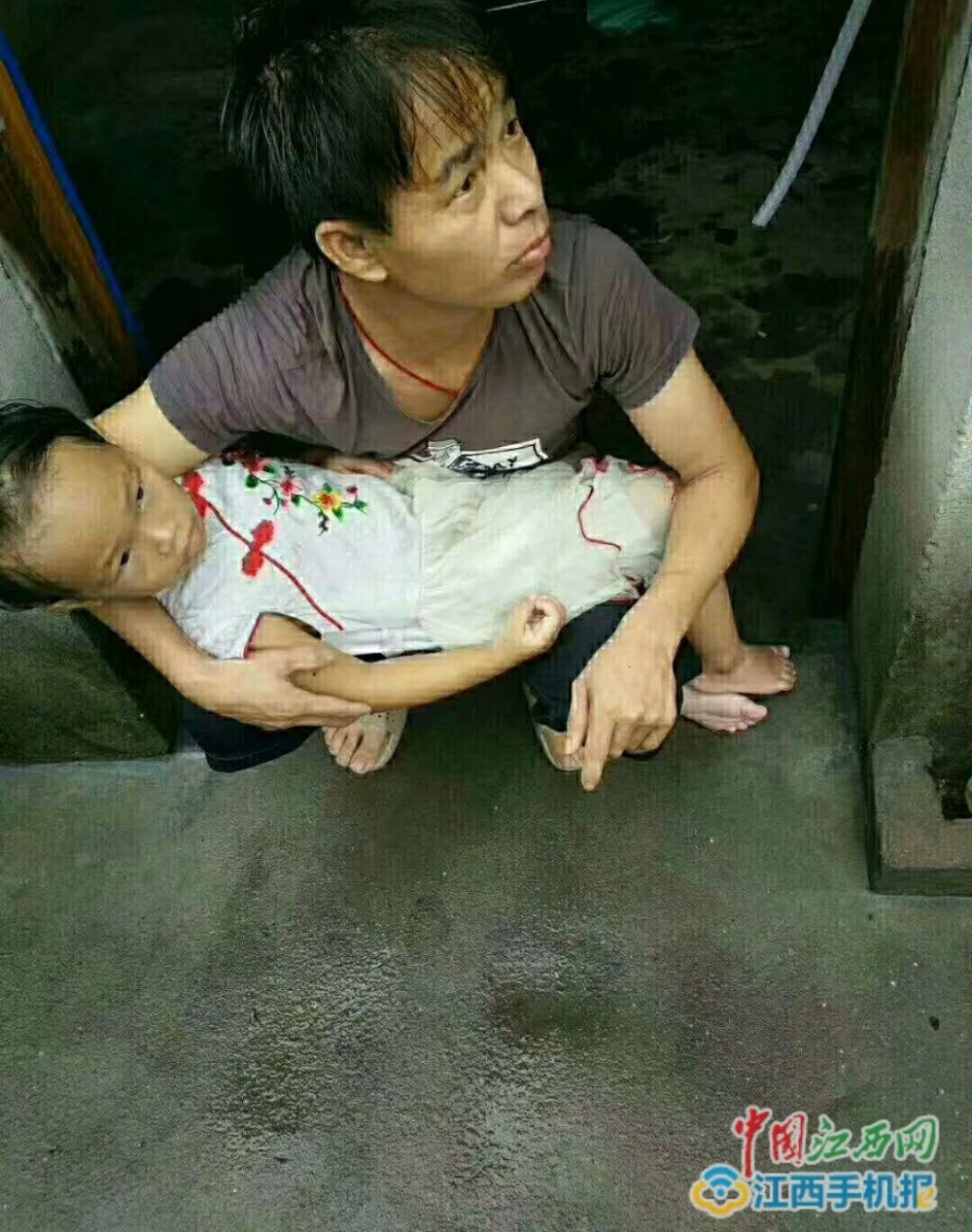 命悬一线!江西修水打工仔不识水性勇救落水女孩
