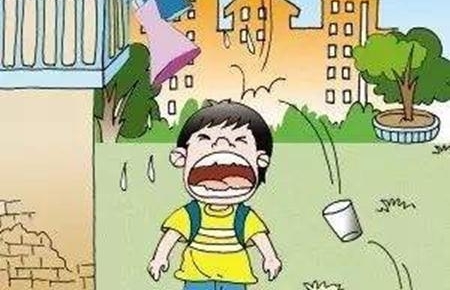 男子报警高空抛物吓坏小孩 民警现场一查:烟头!