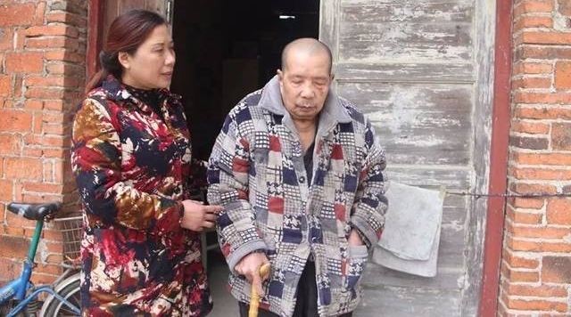 感动!天门这个孝顺儿媳照顾失明公公近三十年!