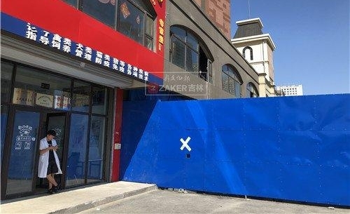 长春耶鲁印象门市私挖 3 米多深地下室 草坪塌陷孩子差点掉下去