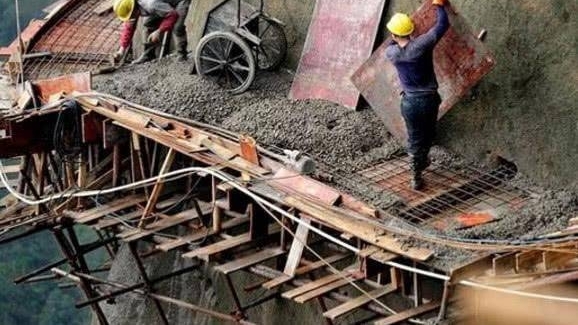 华山长空栈道跳崖男子家属不出面认尸?网友:知道为什么跳崖了!