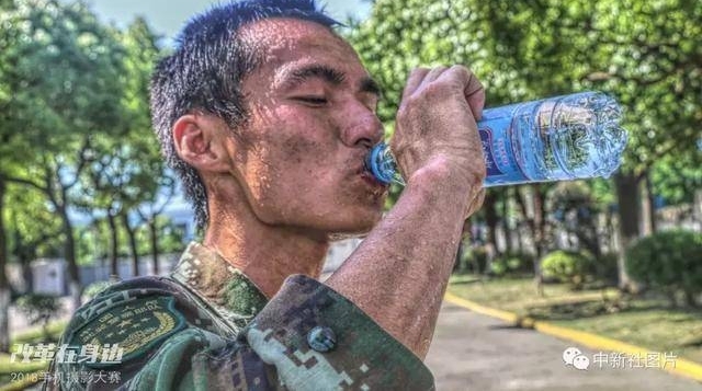 翻看朋友圈的这些偷拍照,我竟再次泪如雨下