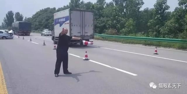 高速公路上惊现穿大裤衩的交警!