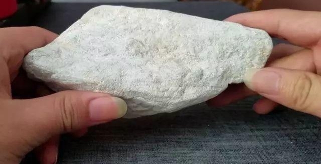 ��Ů�����һ���ɫ��ʯͷ��ѹ����������п���ԭ�α�¶!
