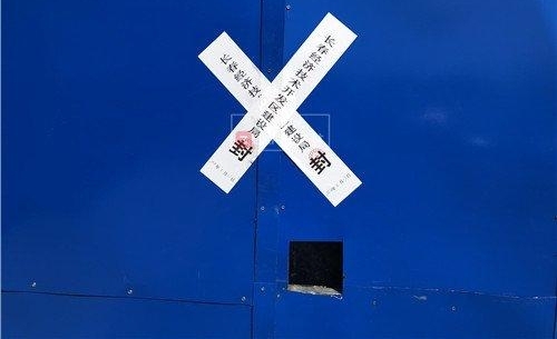 长春耶鲁印象门市私挖 3 米多深地下室 草坪塌陷孩子差点掉下去