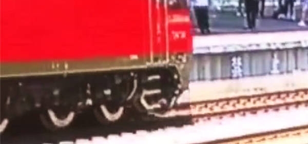 ����һ�ߣ����긾Ů�����������Թ죬������4����г����ٿ�����