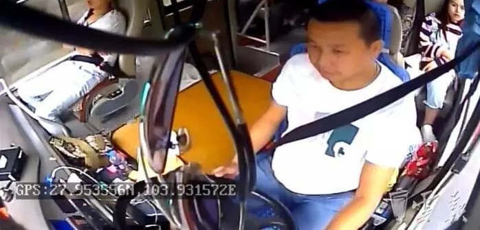 落石砸断4根肋骨,司机强忍剧痛继续开了十多分钟救下一车乘客!