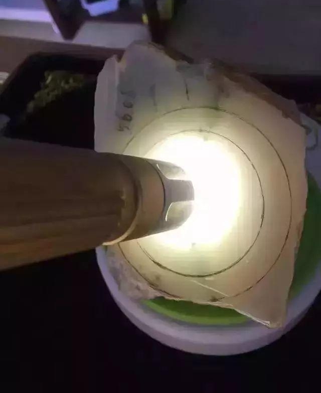 ��Ů�����һ���ɫ��ʯͷ��ѹ����������п���ԭ�α�¶!