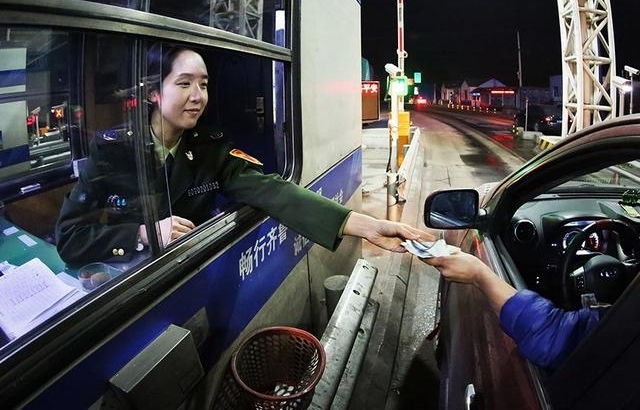 夜幕下的城市,不只是有宁静,还有你未曾看见的“喧嚣”