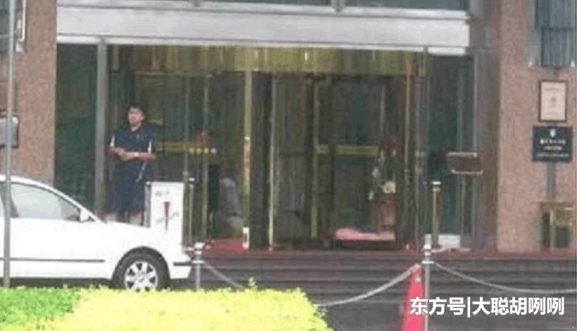 小伙约见网友,一起吃完饭之后, 结账的时候小伙知道自己被宰了
