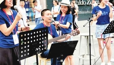 成都街头艺人故事:跨界组合街头唱快乐儿歌