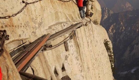 华山长空栈道跳崖男子家属不出面认尸?网友:知道为什么跳崖了!