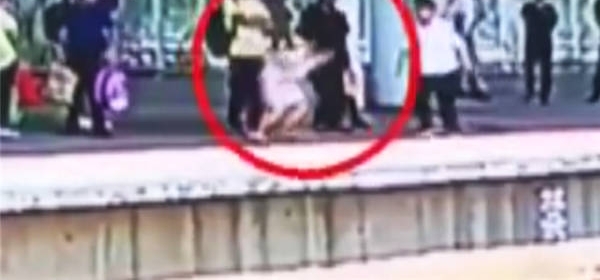����һ�ߣ����긾Ů�����������Թ죬������4����г����ٿ�����