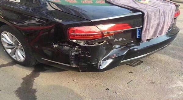 狗咬驴驴踢车,修车要十万,驴主人:找狗主人赔,狗主人:没钱赔