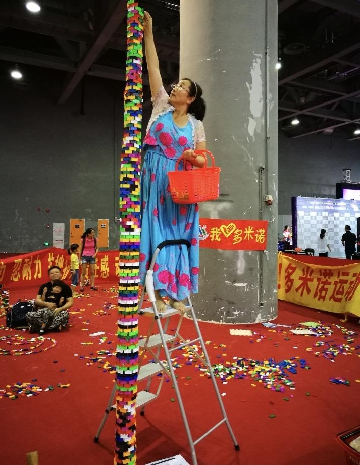 志愿者廖卉:帮孩子从多米诺运动中寻找“成功密码”
