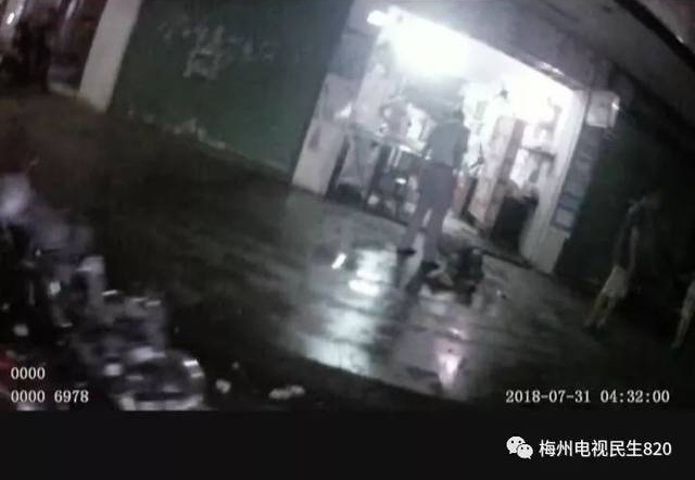 嚣张!凌晨4点,环卫工人正清扫大街,酒汉竟上前又撕又咬还过肩摔,竟是为这点事……