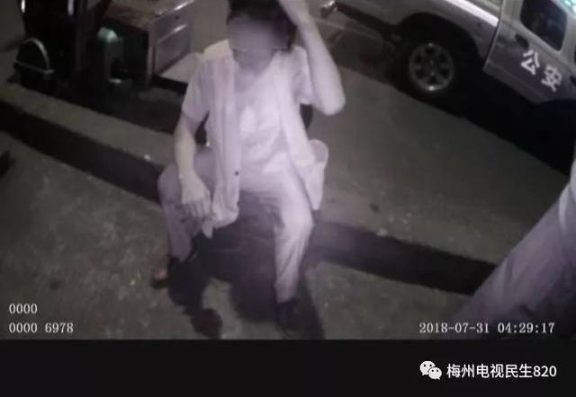 嚣张!凌晨4点,环卫工人正清扫大街,酒汉竟上前又撕又咬还过肩摔,竟是为这点事……