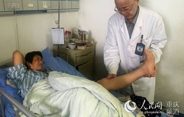 重庆:医生自己患癌症 仍坚守岗位治病人