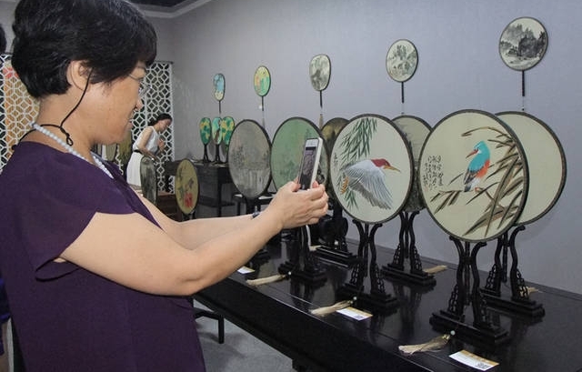 墨韵清风——当代中国画名家成扇邀请展在郑州展出