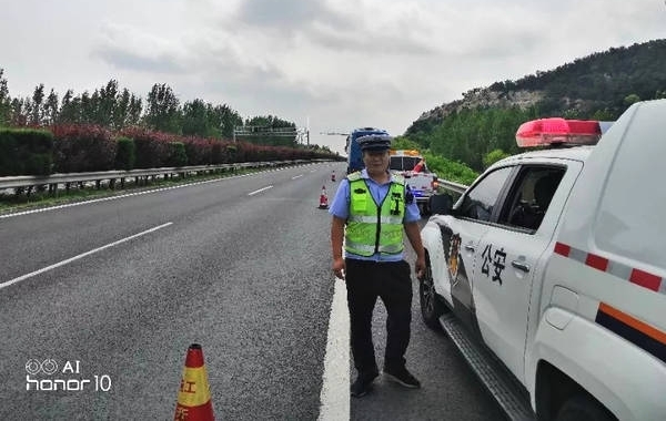 日照高速交警岚山大队妥善处置一起大客车故障安全隐患