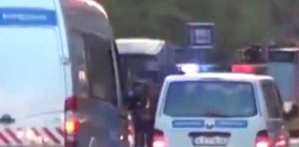 电视里抓人犯时为啥要拉响警报,不怕犯人逃跑么?