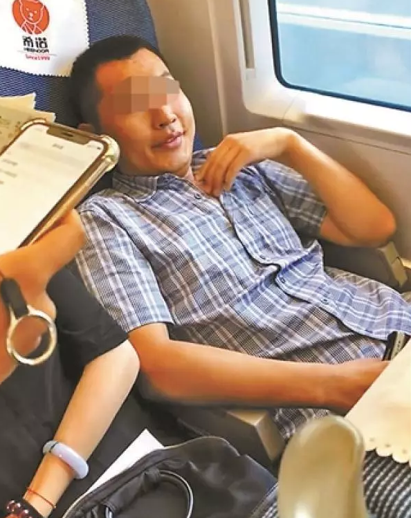 霸占座位不算违法?!济南铁路局回应引网友强烈争议