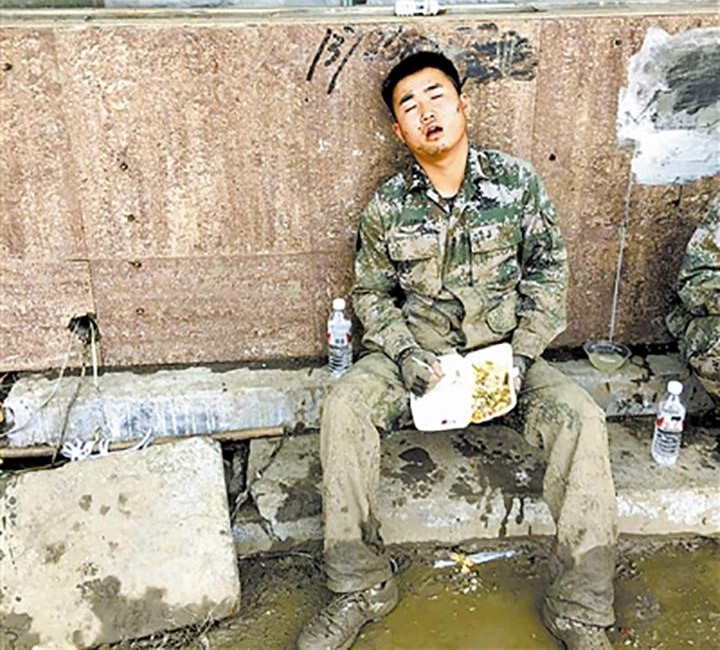 �����Ƕ������޷��˵س嵽��ǰ��ȥ�� ���������侯սʿд���������
