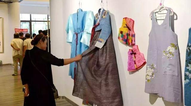 �к������ٴ���Ϋ�����֣��ڶ����к���������˫��չ��Ļ