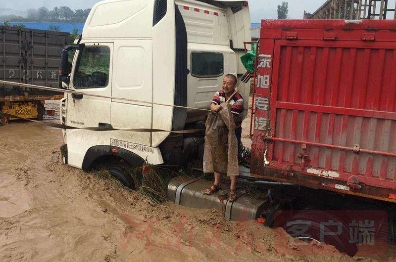 无人伤亡!偃师市突发山洪灾情,当地全力救援受困司机全部获救
