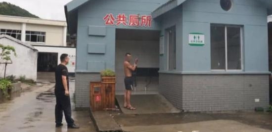 台州女子上厕所被人套住头 还被抢走了一部手机