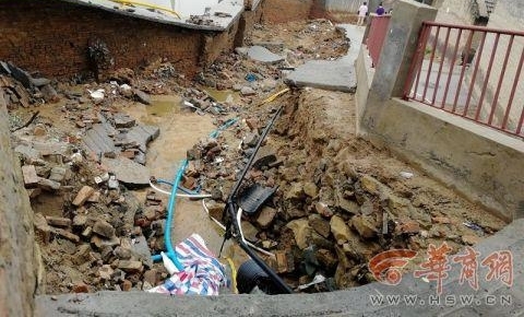 榆林暴雨致路面塌陷断裂 最深处达2米多