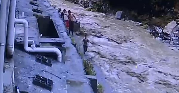 ��ˮͻ������8����ͯ �������ӽ������оٳ�ˮ��