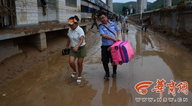 绥德遭遇暴雨袭击 商户亲眼看着店铺被洪水卷走