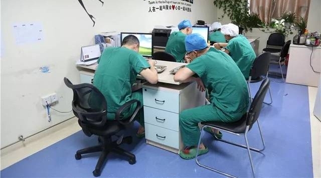 ���й�ҽʦ�ڡ��׸��Լ��Ľ��գ�ҽ��������ζȹ��ģ�