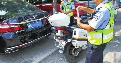 交了钱仍被贴条 省医周边“著名”黑停车场被查