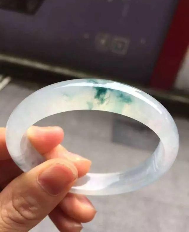 ��Ů�����һ���ɫ��ʯͷ��ѹ����������п���ԭ�α�¶!
