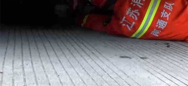 外卖小哥疑似行车看手机 连车带人滑入公交车底