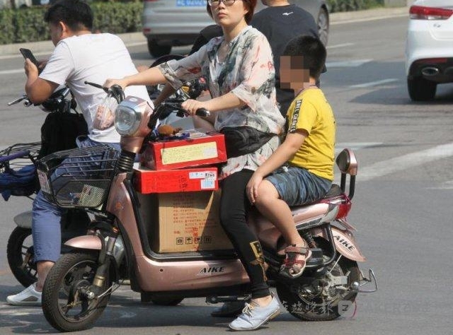 电动车带孩子 不负责的家长行为 路口探访四个红绿灯 遇到 10 位“危险驾驶父母”